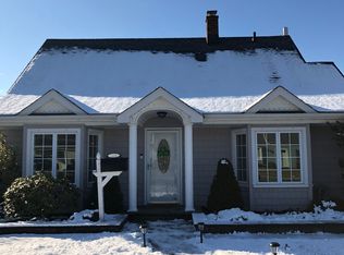 224 Old Farm Rd, Levittown, NY 11756