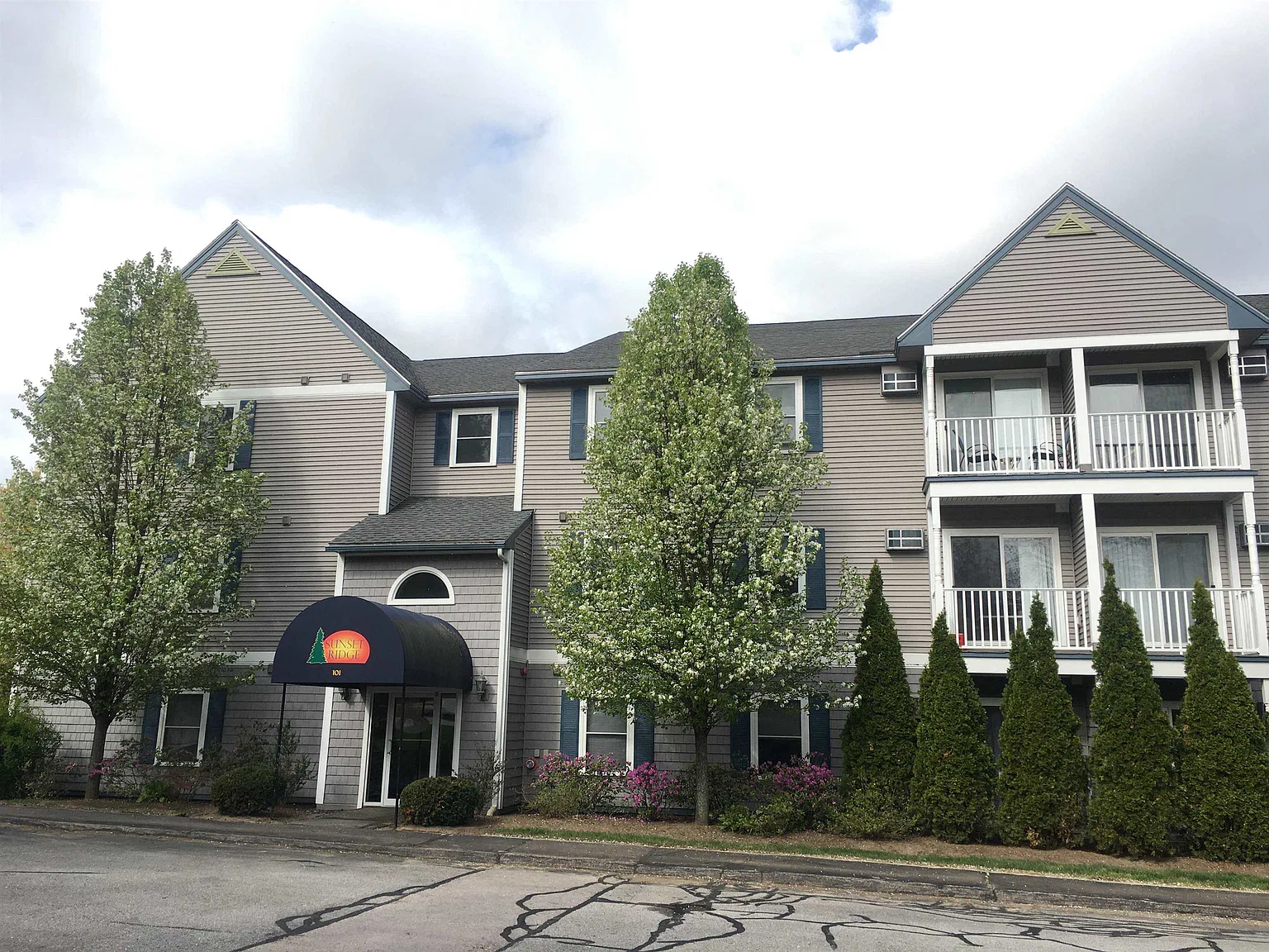2 bed, 1.0 bath, 833 sqft, $1,925 — Photo 3