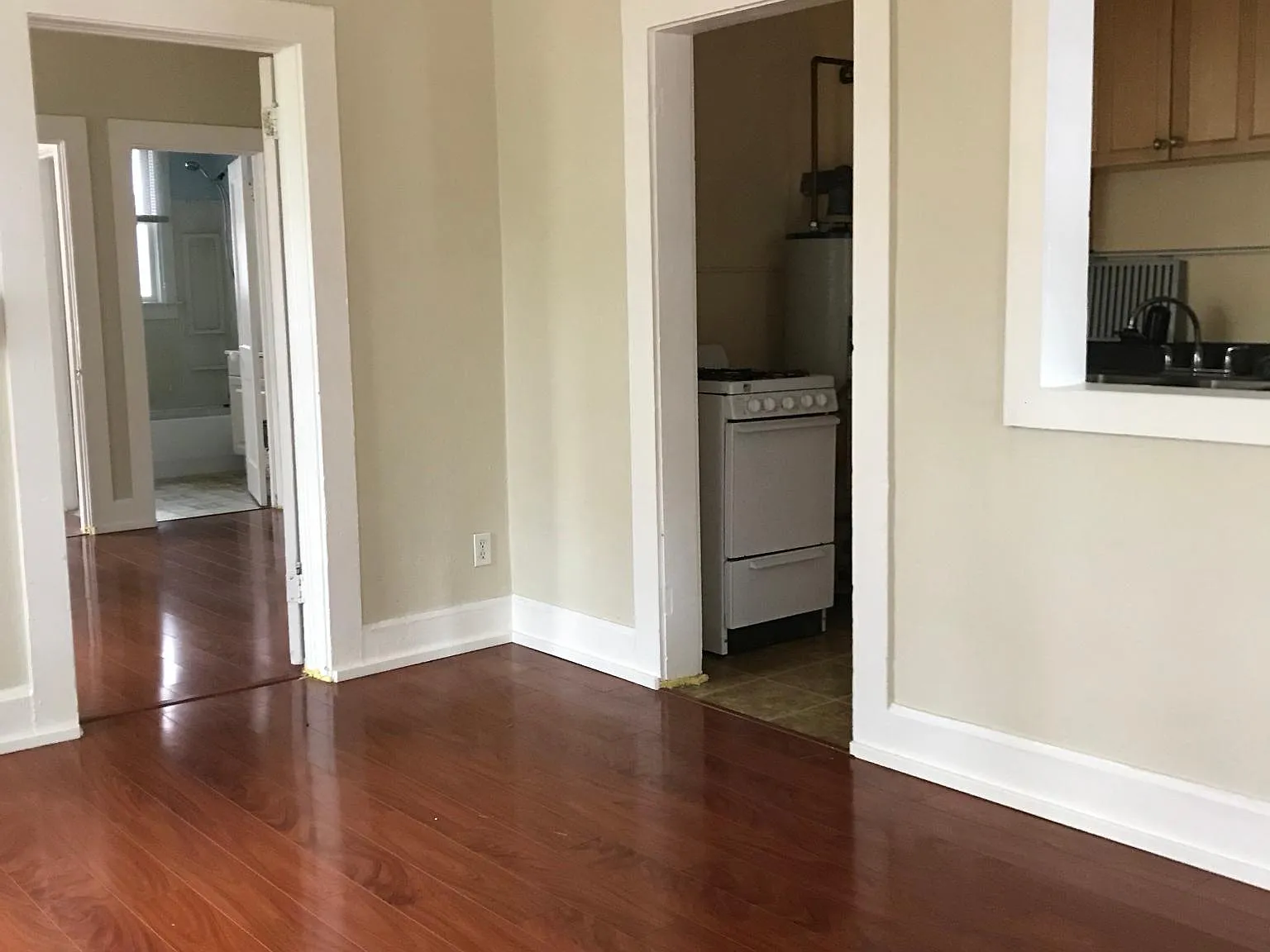 1105 Highland St N — Photo 3