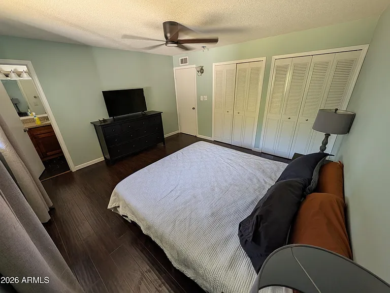 1039 E Larkspur Ln — Photo 6