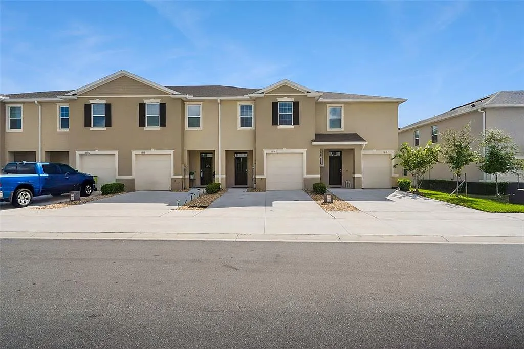 3 bed, 2.5 bath, 1673 sqft, $2,100 — Photo 2