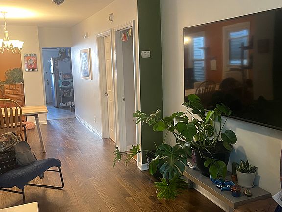 3rd image of 1633 N Artesian Ave #1