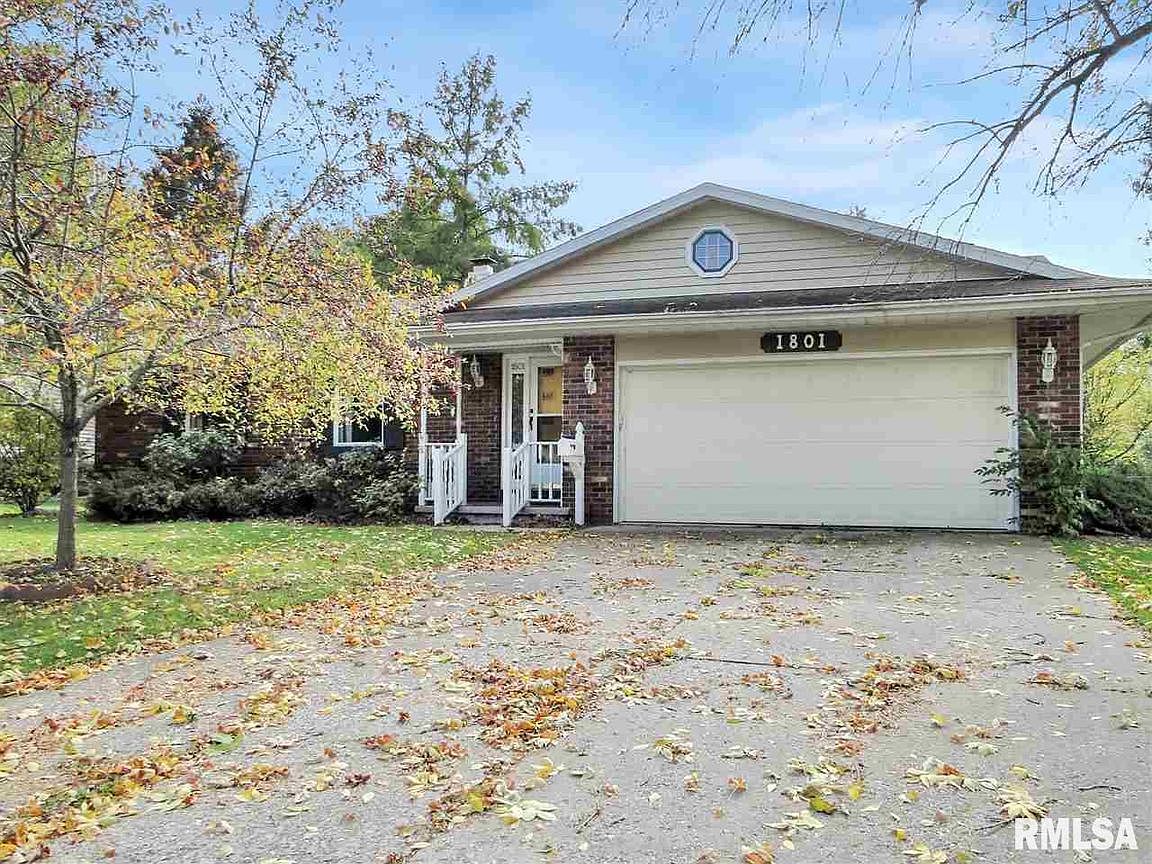 1801 Riverview Dr, Macomb, IL 61455 | Zillow