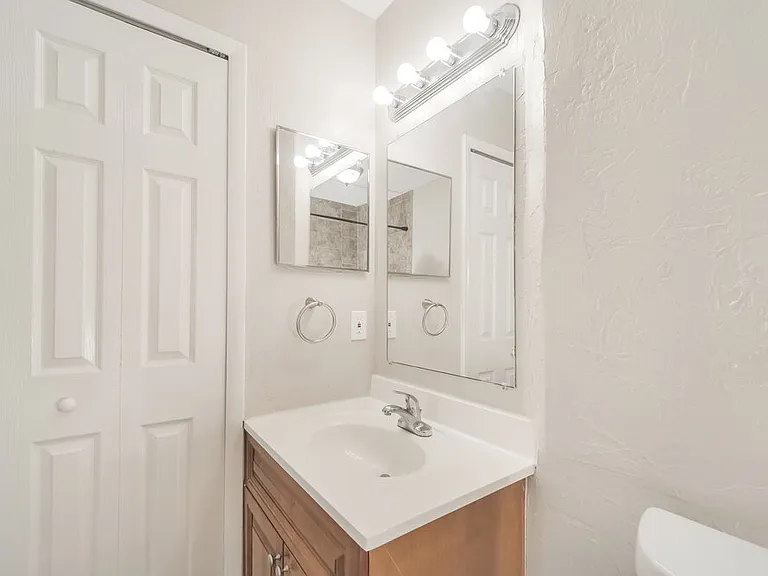 2122 SE 6th Ln — Photo 13