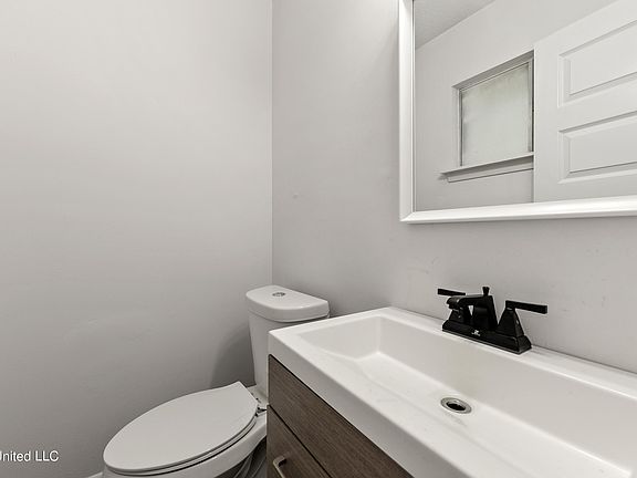 5th image of 323 Barkwood Cir