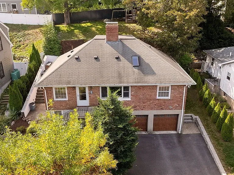 334 Mystic St — Photo 3