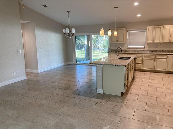4th image of 1641 S San Mateo Dr