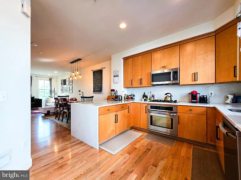 729 N Alfred St — Photo 4