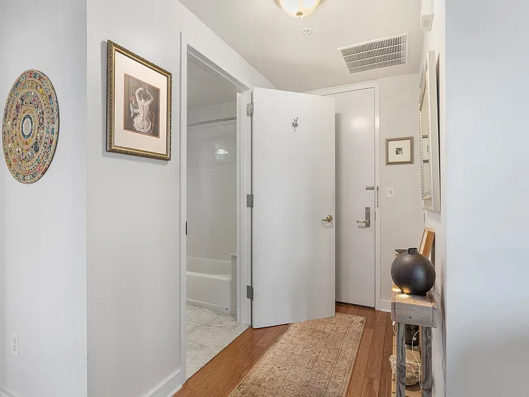 222 Montgomery St #3H — Photo 6