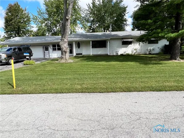 5906 Oak St, Stony Ridge, OH 43463