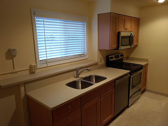 5th image of 2404 Southhills Dr APT 1
