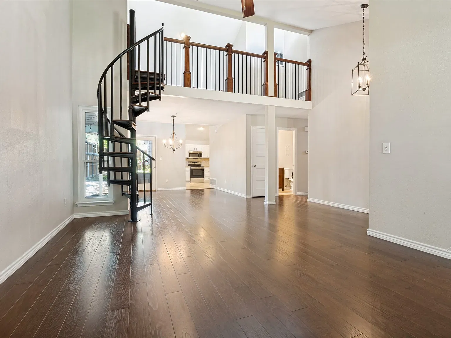 3 bed, 2.0 bath, 1735 sqft, $2,995 — Photo 3