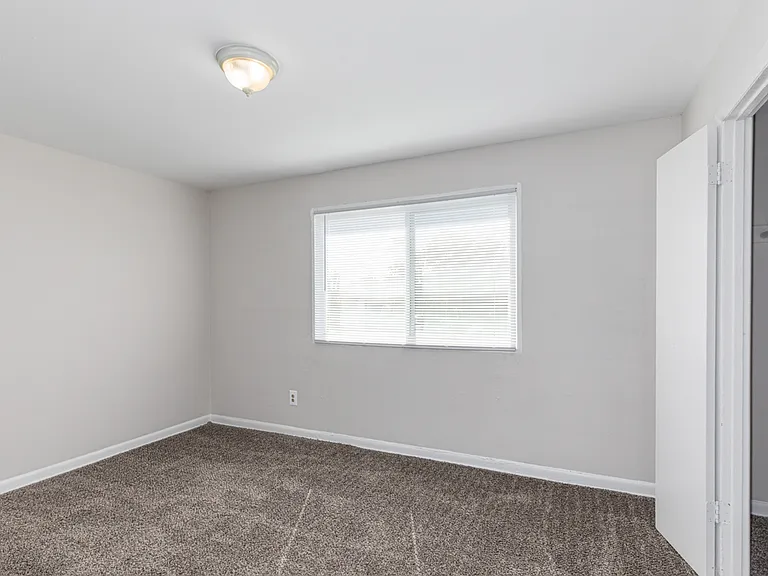 Regency Court Apartments — Photo 30