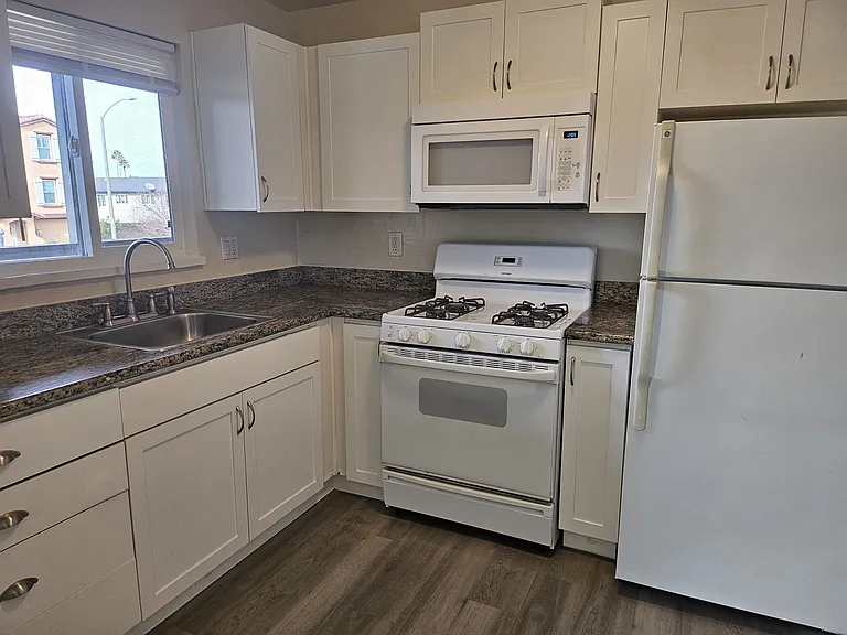 402 N Fair Oaks Ave — Photo 1