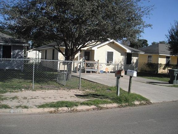 2nd image of 113 E 11th St