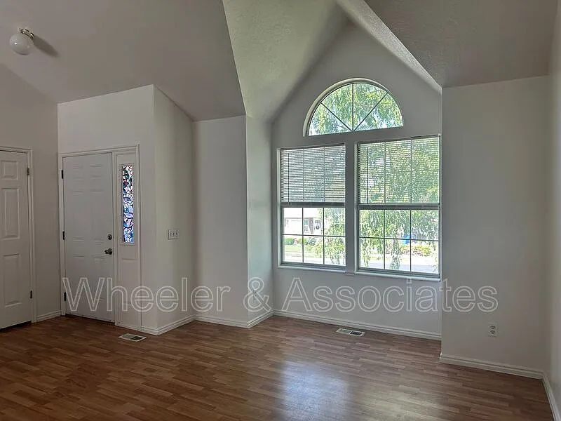 5 bed, 3.0 bath, 2500 sqft, $2,345 — Photo 3