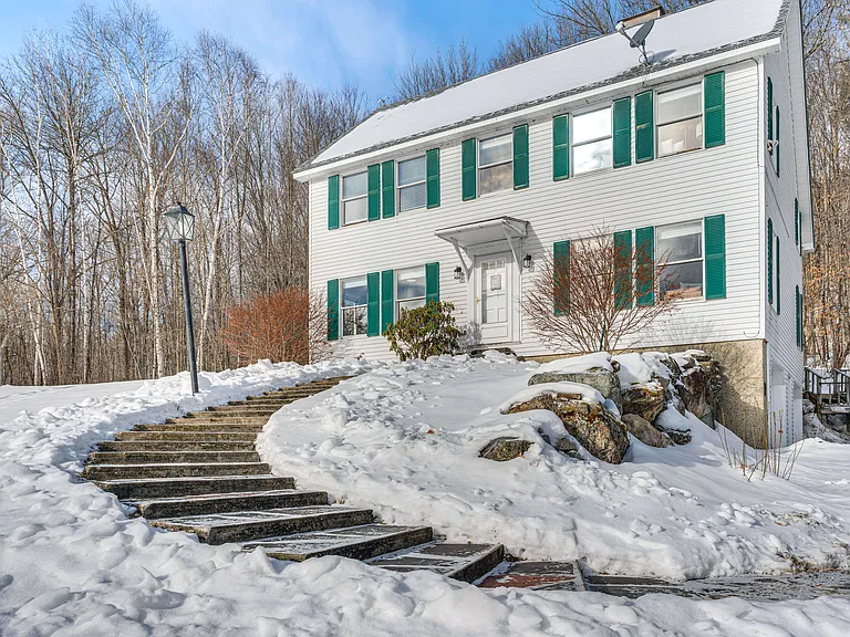 470 Maple St — Photo 43