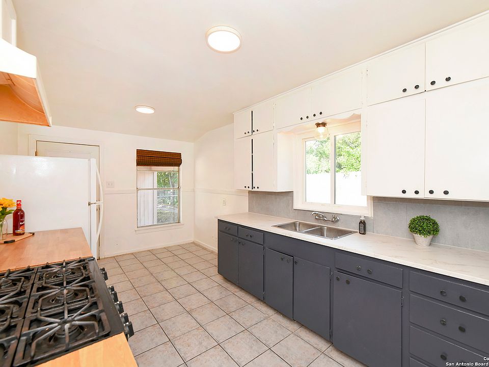 1st image of 302 LEMUR DR