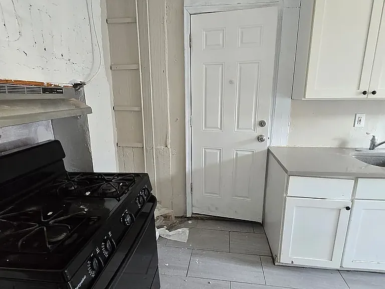 240 William St #5C — Photo 2