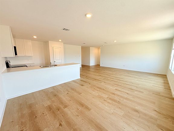 4th image of 512 Heritage Groves Rd