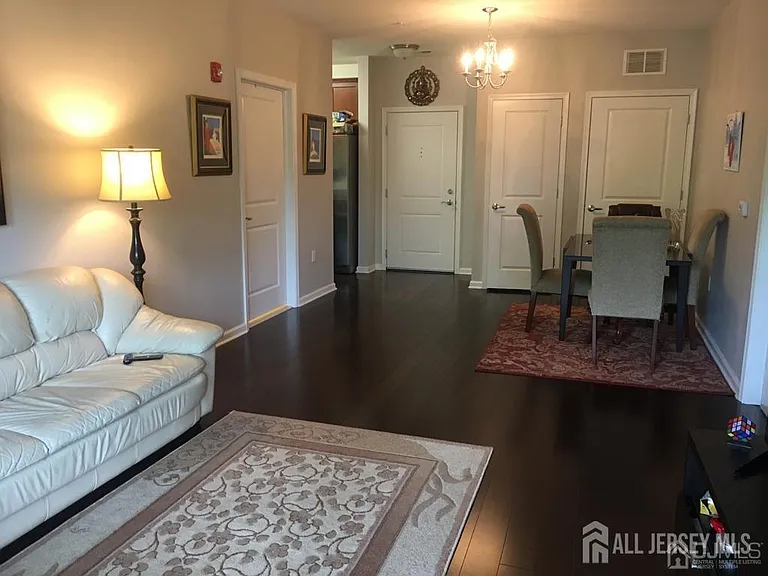 835 Liberty Ct — Photo 4