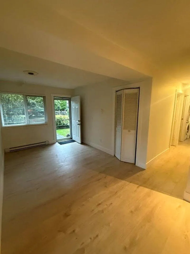 3 bed, 863 sqft, $2,700 — Photo 2