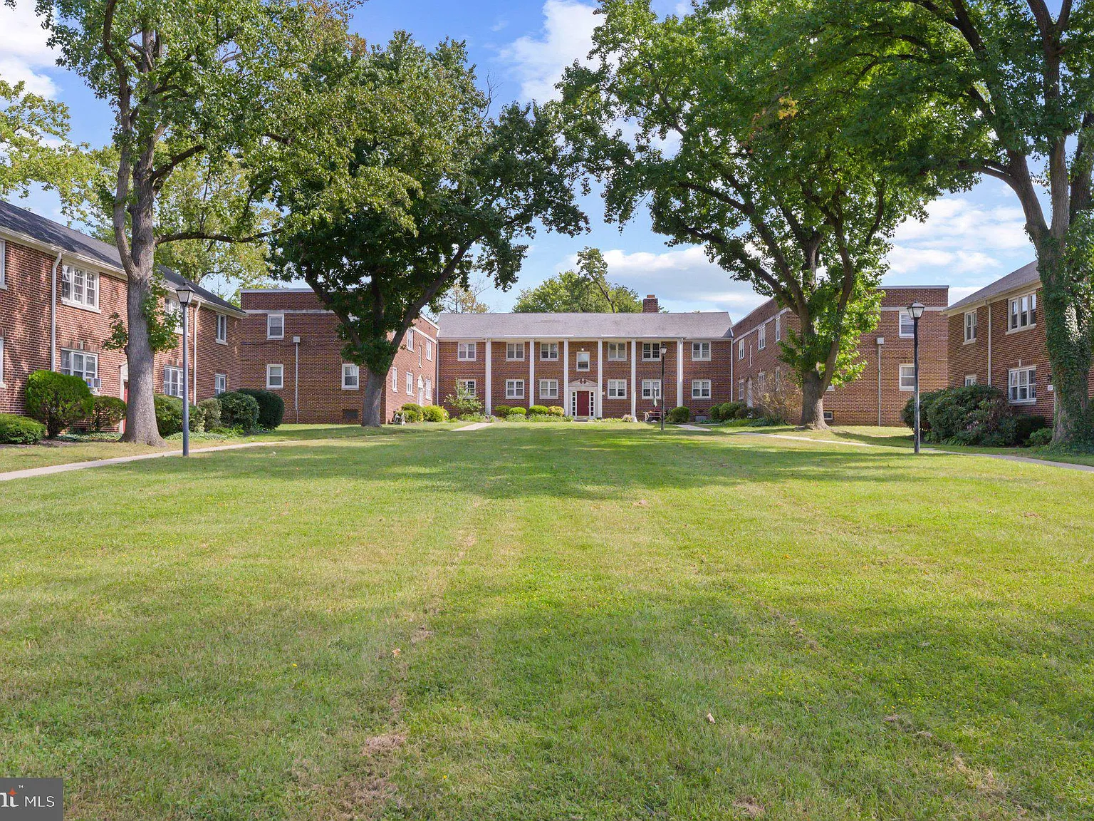 2 bed, 1.0 bath, 944 sqft, $1,900 — Photo 1