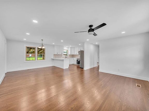 4th image of 330 Lagoon Dr