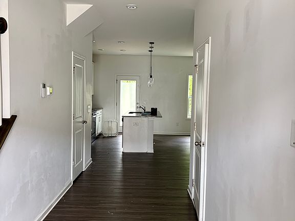 5th image of 803 Oak Center Dr