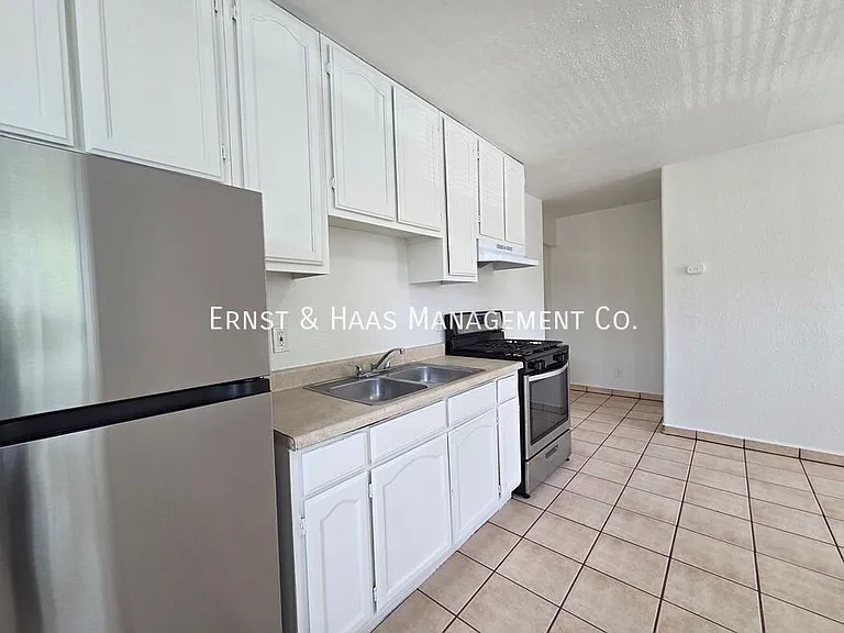 2035 Pine Ave #7 — Photo 7
