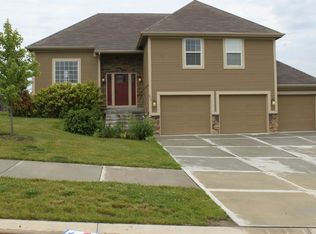 970 Ridge Dr, Lansing, KS 66043