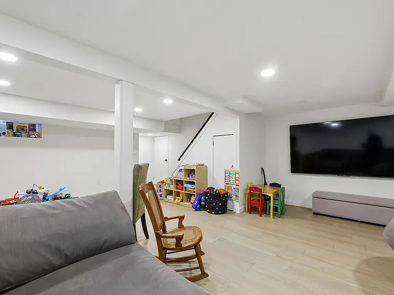 4 Lois Ave — Photo 25