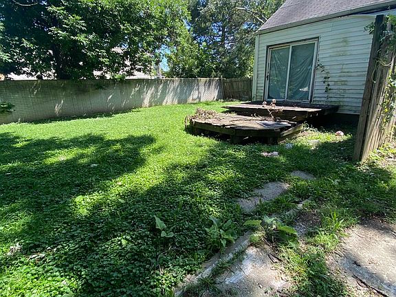 2nd image of 1028 Campbell St