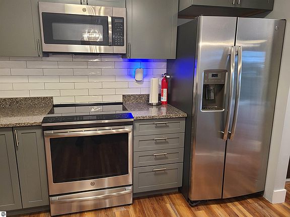 5th image of 227 Fair St APT 3