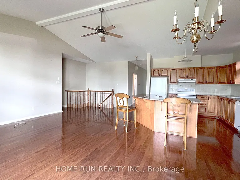 302 Wisteria Cres — Photo 3