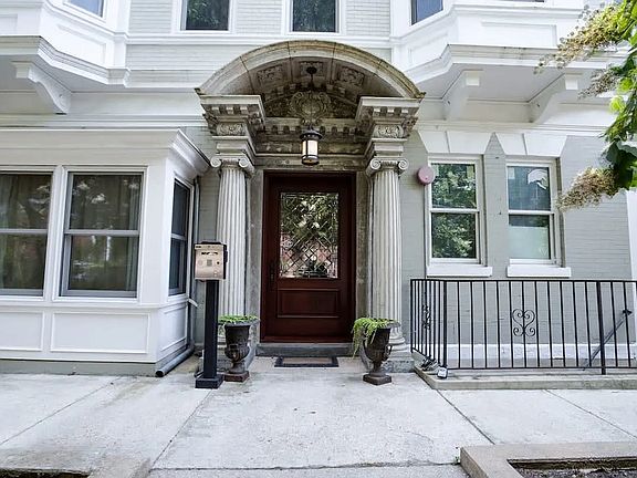 3rd image of 1305 E Capitol St SE APT 202