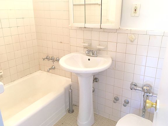 4th image of 10025 Queens Blvd APT 4L