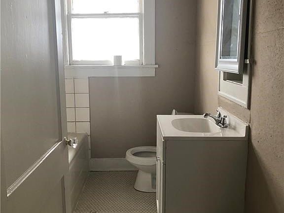 5th image of 402 Egan St