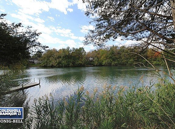 3rd image of 2905 N Lakeside Dr