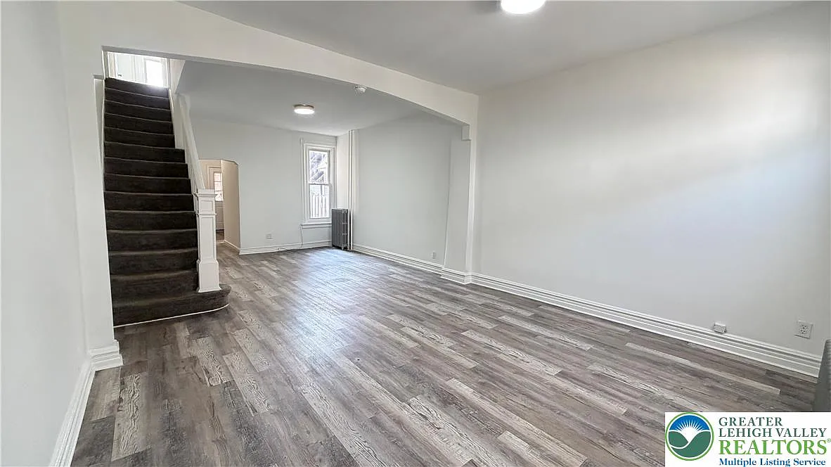 4 bed, 1.5 bath, 1432 sqft, $2,000 — Photo 3