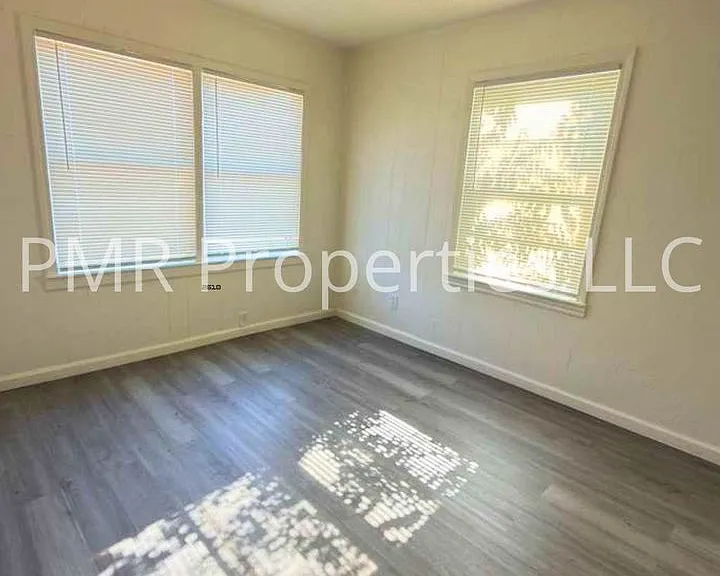 2406 SW D Ave — Photo 3