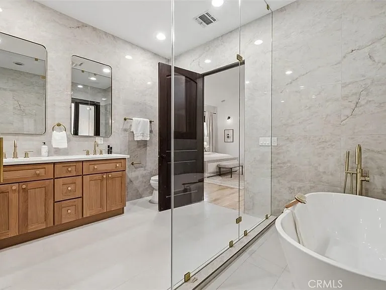 22953 Oxnard St — Photo 10