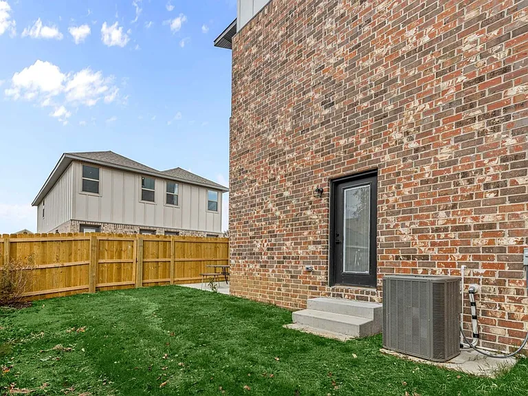 2612 SW Livingston Sq #1-ID1241301P — Photo 10