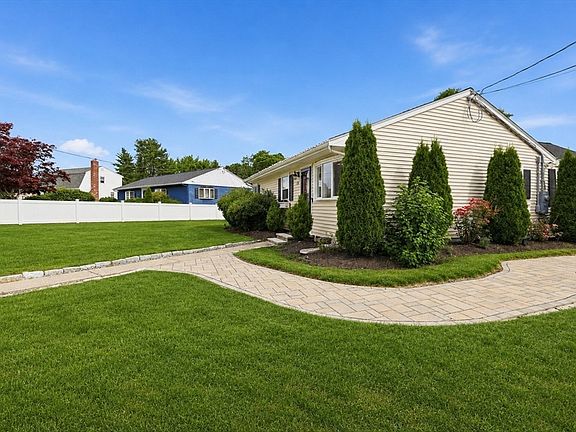 4th image of 15 Riverside Ct