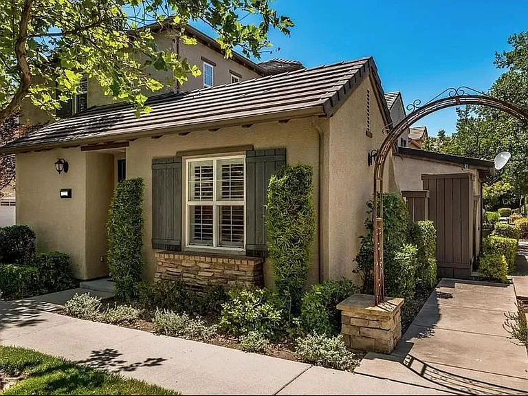 40 Villa Gardens Ct — Photo 1