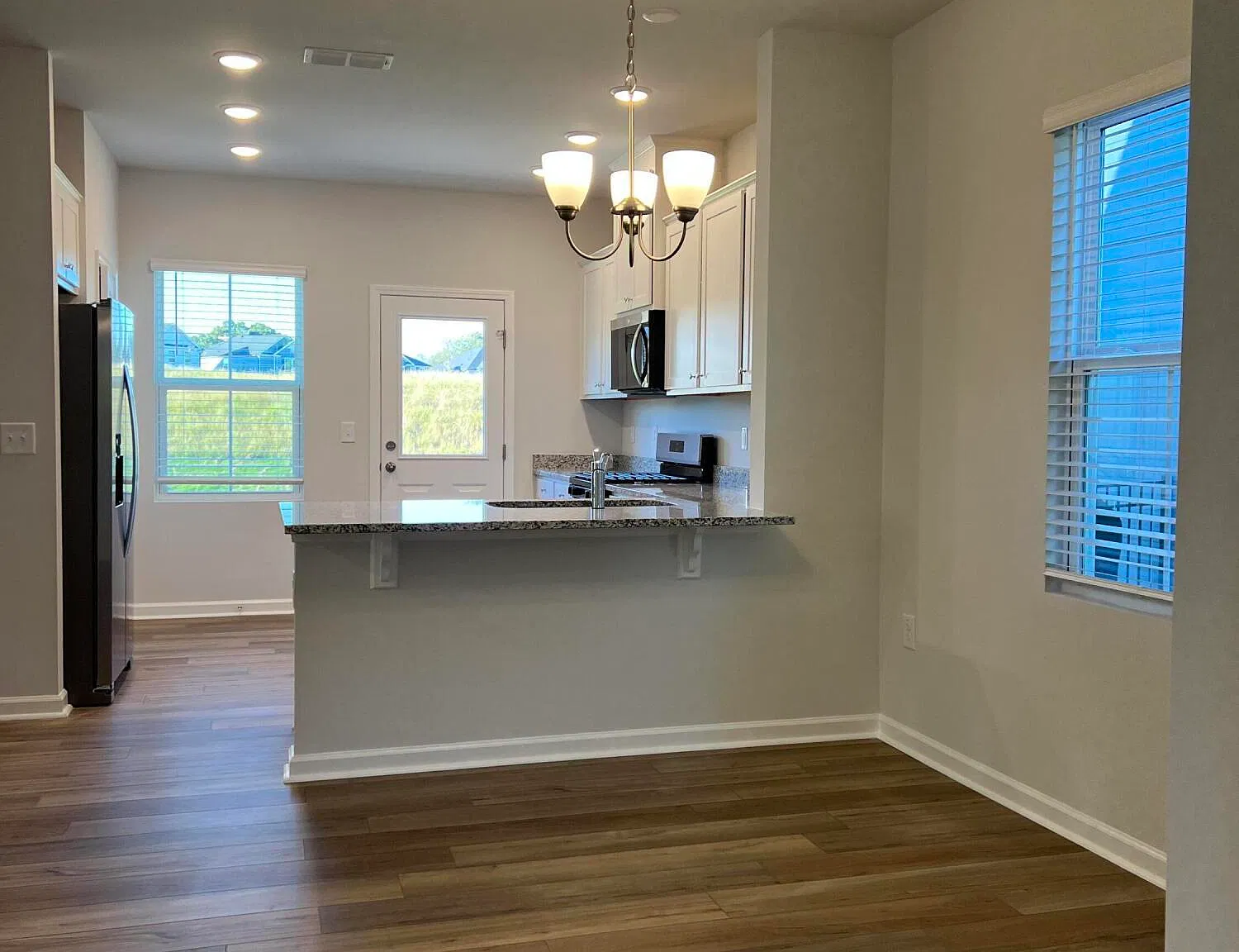 4 bed, 3.0 bath, 2050 sqft, $2,250 — Photo 4