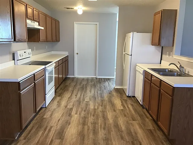 1313 Cherokee Rose Ln — Photo 2