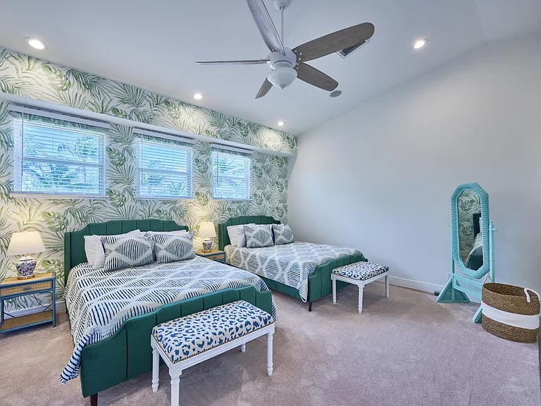100 Neptune Dr — Photo 44