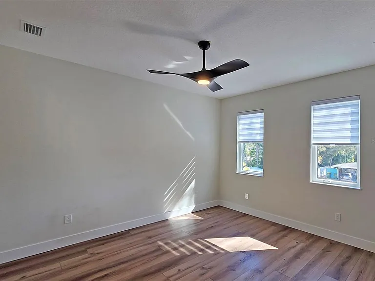 2475 Bay St — Photo 48