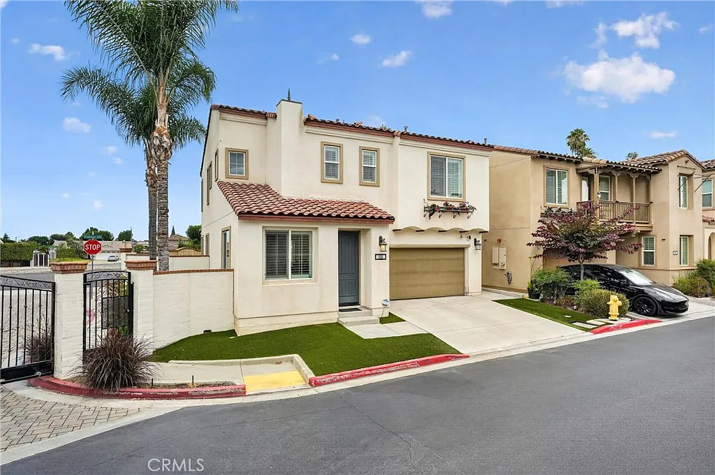 3 bed, 2.5 bath, 2135 sqft, $4,700 — Photo 2